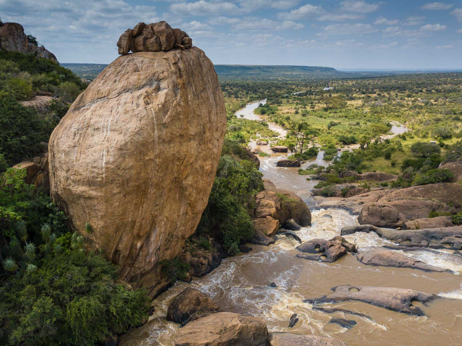 Siruai Exclusive Mobile Camp Siruai Exclusive Mobile Camp: Felsklötze im Fluss