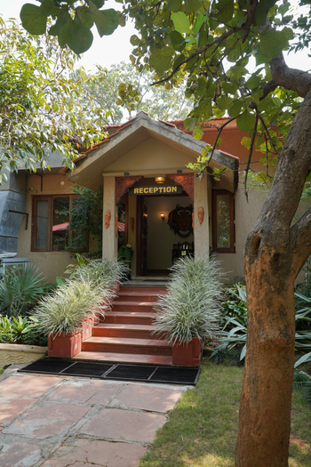 Tathastu Resort Kanha: Aufgang zur Rezeption