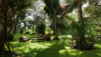 Arusha Safari Lodge: Holzsofa im Grünen mit Kissen