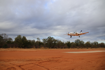 Camp Mana: Flugzeug landet