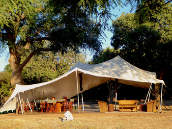 Camp Mana: Lounge und Esstisch