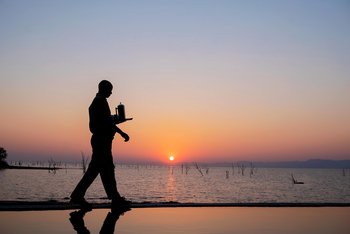 Changa Safari Camp: Kaffee am Pool