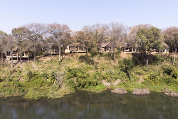 Divava Okavango Lodge and Spa: Hoch am Ufer