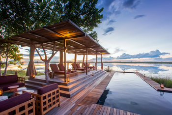 Duma Tau Camp Duma Tau Camp: Liegestühle am Pool