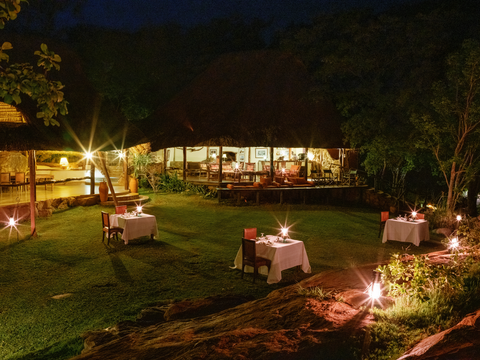 Elewana Elsa's Kopje Elewana Elsa's Kopje: Esstische auf dem Rasen