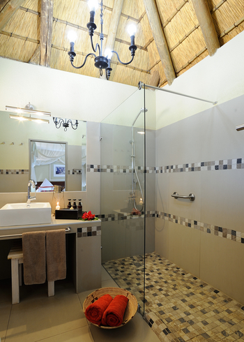 Frans Indongo Safari Lodge: Bungalow Bad