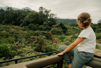 Koroi Forest Camp: Kind beobachtet eine Giraffe