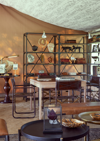 Laba Migration Camp: Regal mit verschiedener Deko