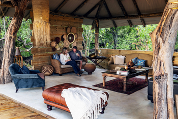 MmaTsebe Tented Camp: Gäste in der Lounge