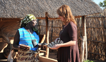 Muchenje Safari Lodge: Gespräch mit einer Korbflechterin