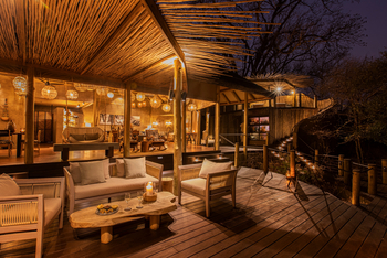 Puku Ridge Camp: Sessel auf dem Deck