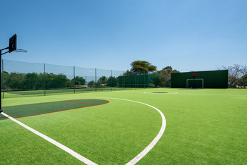 Anantara Bazaruto Island Resort: Fußballplatz und Basketballplatz