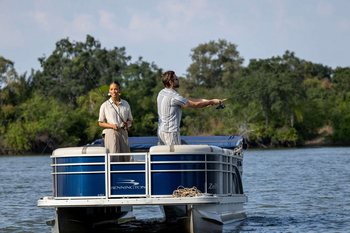 Anantara Tented Camp Kafue River: Zwei Angler auf Pontonboot am Buschfluss