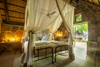 Bumbusi Wilderness Camp: Betten unter Moskitonetz