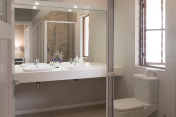 Cornerstone Guesthouse: Doppelwaschtisch