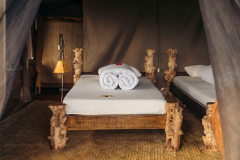 Crater Forest Tented Camp: Zwei Betten mit rustikalen Holzrahmen