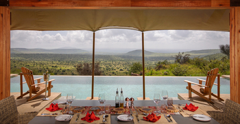 Elewana Lodo Springs: Gedeckter Esstisch vor Pool