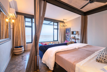Etosha King Nehale Lodge Etosha King Nehale Lodge: Bett und Sofa