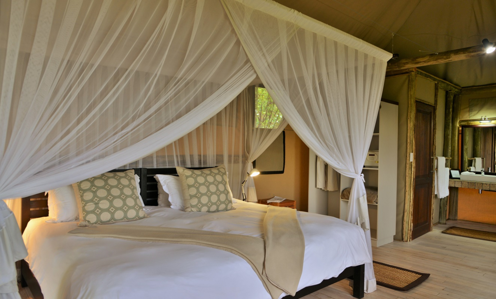Ghoha Hills Savuti Lodge Ghoha Hills Savuti Lodge: Doppelbett mit Moskitonetz