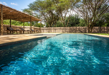 Ilkeliani Camp: Pool und Liegestühle