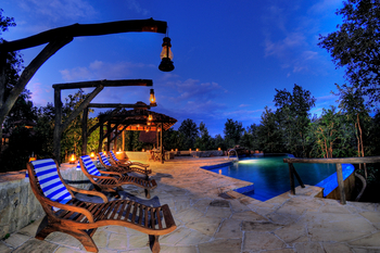 Kanha Earth Lodge: Liegestühle am Pool