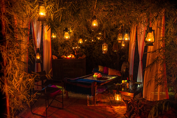 Kanha Jungle Lodge: Laternenromantik