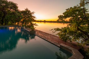 Kanyemba Lodge: Pool bei Sonnenaufgang