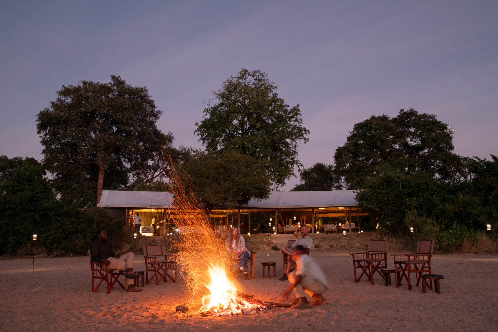 Kokoko Camp Kokoko Camp: Lagerfeuer am Abend und Hauptbereich im Hintergrund