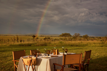 Laba Migration Camp: Regenbogen über gedecktem Esstisch