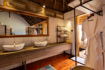 Mara Mara Tented Lodge: Badezimmer mit Doppelwaschbecken