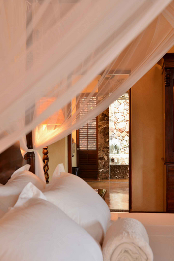 Mateya Safari Lodge: Luxuriöse Suite mit Baldachin und Lampe