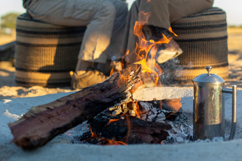 Muddy Teak Camp: Tee am Lagerfeuer