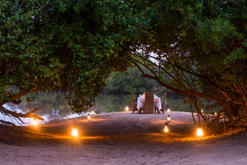 Mukambi Fig Tree Bush Camp: Dinner mit Beleuchtung am Wasser