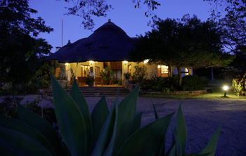 Musangano Lodge: Hauptgebäude bei Nacht