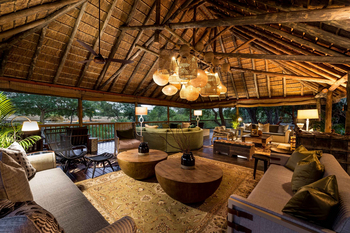 Sabi Sabi Bush Lodge: Offenes Lounge mit Plüschkissen und Weblampen