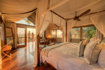 Shinde Lodge Shinde Lodge: Deckenventilator über dem Bett