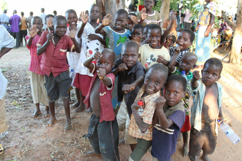 Tongole Wilderness Lodge: Kinder im Dorf