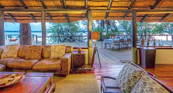 Xugana Island Lodge: Lounge mit Blick auf den Fluss