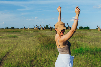 Asanja Nyasirori: Giraffen vor dem Camp