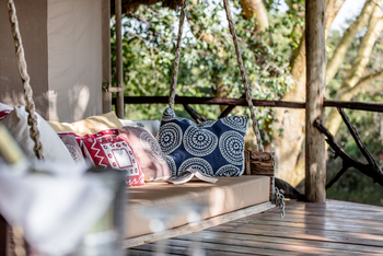 Basecamp Masai Mara: Schwebebank auf Terasse