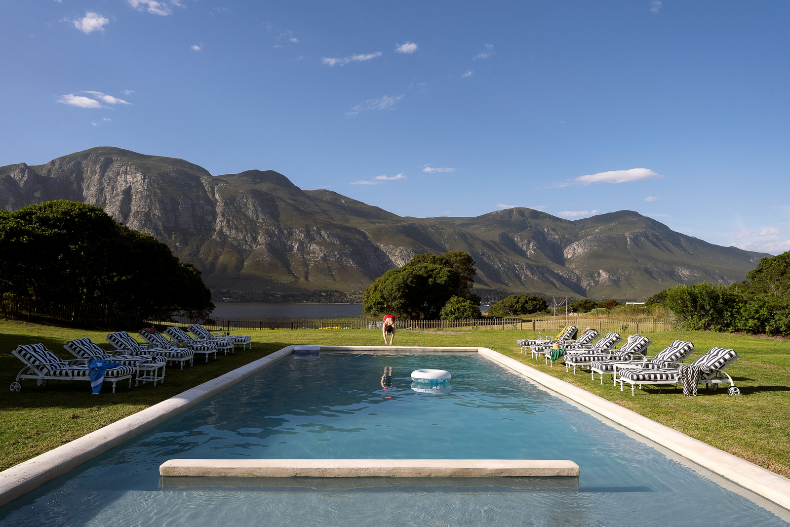 Coot Club Coot Club: Club House - Pool vor den Bergen