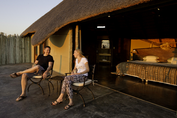 Doro Nawas Camp Doro Nawas Camp: Entspannen auf der Zeltveranda