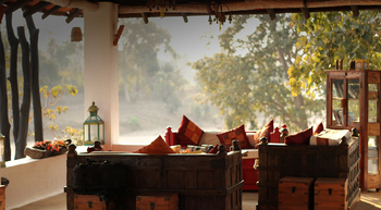 Flame of the Forest Safari Lodge: Lounge