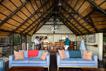 Ichingo Chobe River Lodge: Lounge und Bar