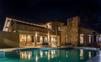 Kings Lodge: Lichtspiegelungen im Pool