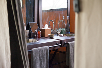 Legendary Nyasi Tented Camp: Tented Room - Waschtisch