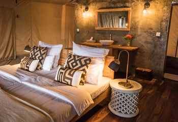 Mara River Post Mara River Post: Bett mit Nachttisch