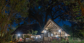 Mashatu Tent Camp: Hauptgebäude bei Nacht