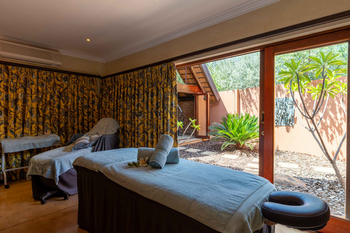 Mateya Safari Lodge: Wellnessbereich mit zwei Massageliegen und Naturansicht