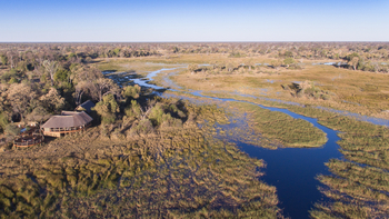 Mma Dinare Camp: Wasserlauf vor dem Camp